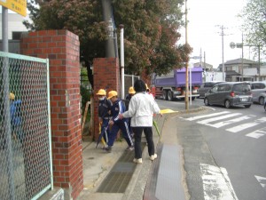 元気よくあいさつをする子どもたち(7:40)