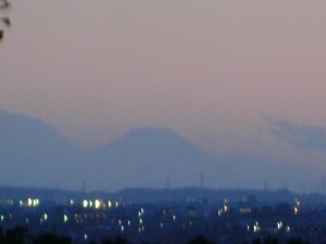 富士山と潮来市の夜景(18:40)