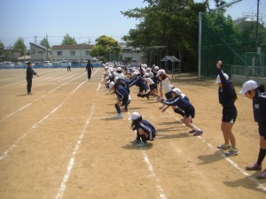 どこまで跳べるかな？立ち幅跳びをする４年生(10:20)