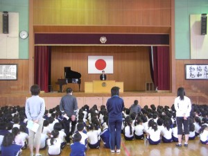 本校卒業生でもある教育実習生の自己紹介(8:15)