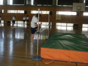 走り高跳びの練習に励む子どもたち(15:30)