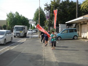 あいさつ運動で，鹿島小前交差点へ向かう児童会役員のみなさん(7:25)