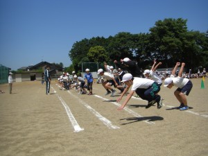 立ち幅跳びの練習をする５年生(10:20)