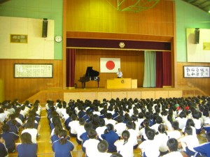 英語の大切さについて子どもたちに語りかける校長先生(8:10)