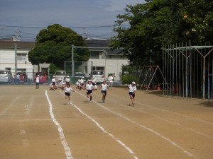 ５０ｍ走　ゴールを目指して走る５年生の子どもたち(15:00)