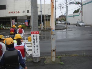 鹿島小前交差点　信号システムの変更(6/18から)が看板で表示されています。(7:35)