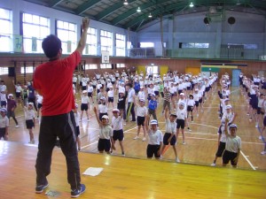体育主任の先生のリードで，ダンス体操を行う子どもたち(10:25)