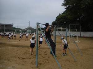 子どもたちとともに・・・本校職員も懸垂にチャレンジ！・・・(10:25)