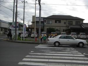 歩行者用信号が青になっても通行する車(7:35)