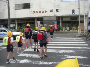 十分に確認して横断する子どもたち(7:40)