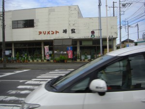 歩行者用信号が青になっても通行する車・・・とても残念なことですが後部座席には本校児童が乗車していました・・・(7:45)