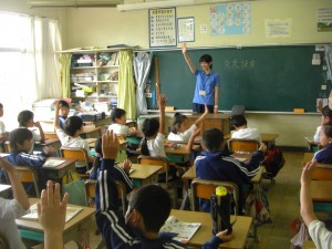 「私が小学生の時読んだ本，みなさん読んだことがありますか」の問いに，たくさんの子どもたちが手を挙げました。(8:20)