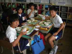 楽しい雰囲気の下　会食をする子どもたち(12:25)