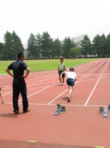 競技場隣のサブグランドで，スタートの確認をしながら出番を待っています・・・。緊張が高まってきます。