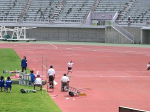 走り高跳び　女子の部　　バーに向かって助走していきます