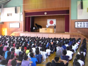 校長先生による関口先生の紹介(8:15)