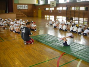 マット運動のテストを行っています。(11:00)