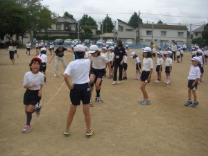 長なわとびにチャレンジする子どもたち(10:20)