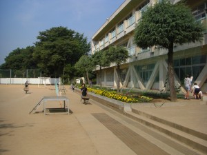 CIMG6431 新館校舎前の様子 意欲的に活動する子どもたち(7:55)