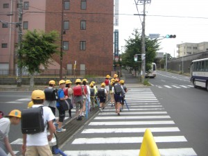 鹿島高校北交差点付近　学校へと向かう子どもたち(7:35)