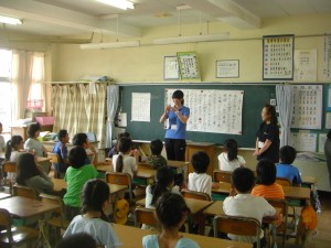 担任の先生も手話で自己紹介をしました。(11:00)