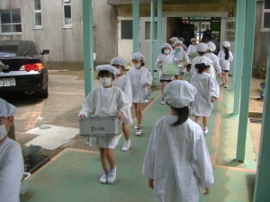 給食の運搬をする２年生の子どもたち(12:15)