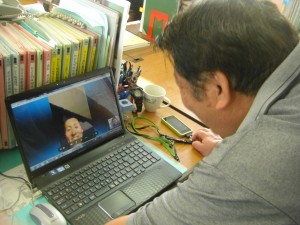 1o,oookm以上離れたBenezuelaの本校職員とSkypeで交流する教頭先生(8:10  Benezuela現時時刻は8/5 18:10)