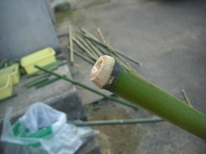 竹の節の出っ張っている部分を電動のこぎりで,きれいに切り取りました(17:30)