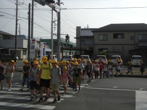 鹿島小前交差点を渡って　学校へ向かう子どもたち(7:45)