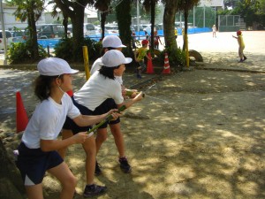 水鉄砲で楽しむ子どもたち(10:00)