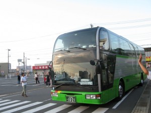 朝６時前、バスは五所川原市へ向けて出発しました！\\