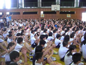 「今朝　ご飯を食べた人は？」校長先生の問いに,ほとんどの子どもたちが挙手をしました。(8:15)