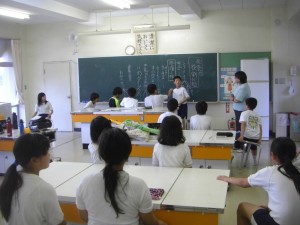 児童朝会での発表内容について話し合いをする給食委員のみなさん(15:25)