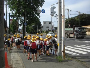 鹿島小前交差点　信号待ちをする子どもたち(7:45)