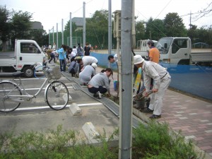 駐車場側溝の泥あげ作業(7:40)