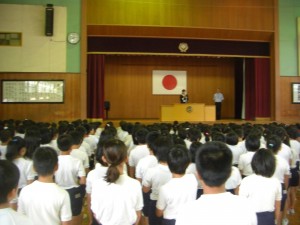 校長先生から新しく赴任された先生の紹介がありました。(8:10)