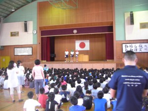 児童会役員とともに「あいさつレンジャー」登場です。(8:20)