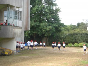 校舎からグラウンドへ避難する子どもたち(9:40)