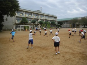 子どもたちと先生で考えた遊び「TAKA-SAN」（ドッジボールの発展形のゲーム）を行うオールシーズンスポーツクラブのみなさん(15:30)