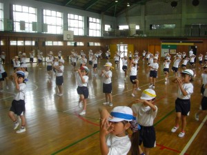 「おっしゃ　Let's～」決めのポーズをとる子どもたち(10:05)