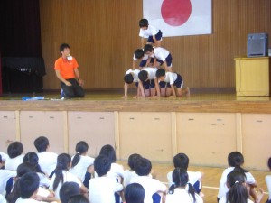 ステージ上でピラミッドのポイントを説明しています。(11:35)