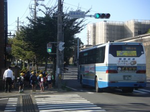 鹿島高北交差点を横断し，学校へと向かう子どもたち(7:35)