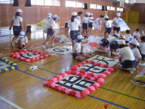 看板の飾りつけをする子どもたち(15:15)