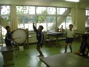 熱心に応援練習をする子どもたち(13:10)