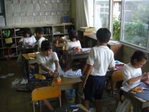 CIMG7367 ようこそ キラキラのせかいへ の作品を作る 子どもたち(15:00)