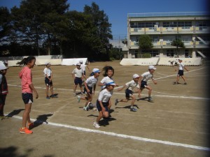 ６年生の合図で，スタートダッシュの練習をする選手たち(10:25)