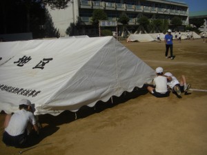 テントの最終チェックを行う子どもたち(13:50)