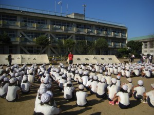 準備が終わり，体育主任の先生の話を聞く５，６年生(15:10)