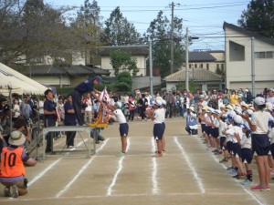 総合優勝の緑団に　優勝旗授与(15:05)