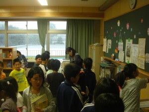 本を借りる子どもたちで，学校図書館は大盛況です。(10:20)